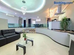 Casa em ótima localização até 8 pessoas área nobre - Image 1