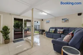 Bongaree Beach House with Pool - Image 2