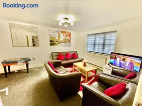 Conveniently located 3 bed spacious home for couples, families and groups in Ipswich - Image 5