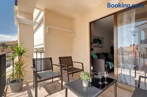 Studio avec internet haut débit, piscine chauffée et terrasse | Vue ville - Image 3