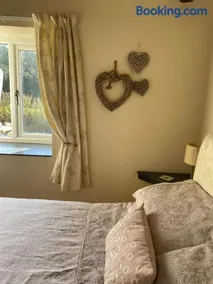 Forge Cottage, Cosy Couples Retreat in the Devon Countryside, Indoor Pool, Tennis Court and Tarka Trail Access - Image 1