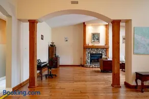 Fort Wine Manor, Entire Private Estate Home - Image 2