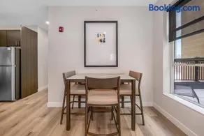 Top Floor Modern Apartment Free Coffee Wifi - Image 2