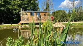 Rusty Duck Retreat Shepherds Hut - Image 1