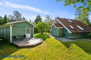 Idyllic summer house in calm, green surroundings - Image 3