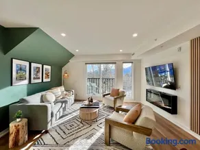 Luxury 2 Bedroom Mountain View Condo - Image 2