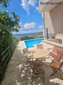 Sea view apartment with swimming pool near beach - Image 1