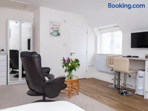 Modern Studio Apartment in Pershore with Free Parking - Image 5