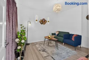 Briarwood Modern 2 Bed House - Games Room, Free Parking, Fast Tram to Centre, Etihad & Fast Wifi! - Image 2