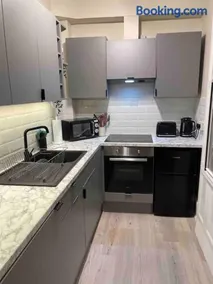 Newly refurbished, central apartment with permit parking - Image 3