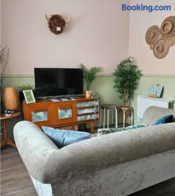 The Ferns - Modern Apartment With Parking & Shared Garden - Image 1