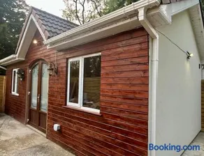 Cosy Country Cottage Near Emerald Park - Image 5