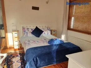 Cosy self contained cottage with stunning views - Image 4