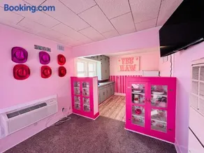 Barbie-1Bed1BathKitchDeckGrill-Sleeps Up to 4 - Image 1