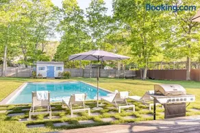 Luxurious Hamptons House with Heated Pool & Grill - Image 1