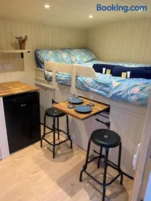 Heated shepherds hut overlooking open countryside - Image 5