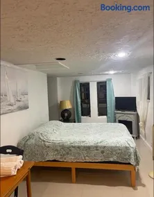 CHEERFUL PRIVATE ROOM 2 MILES AWAY FROM SUNNY ISLES BEACH - Image 5