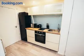 Snug 1 Bed Apartment in Derbyshire with Free Parking - Image 4