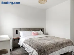 Fully Renovated 2-Bedroom Home with Parking - Pass the Keys - Image 5