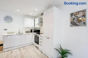Multiple 2-Bedroom Apartments near Harry Potter Studios - 2-Minute walk to Bushey Station - 20 Minutes to London Euston - Ideal for Families & Business - Free Parking - Image 5