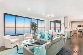 Waterfront Haven with Spectacular View in Bainbridge - Image 2