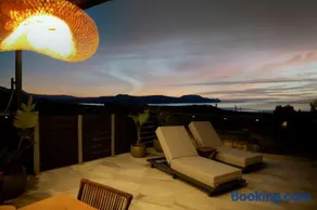 Elegant Roof Deck House with Jacuzzi - Image 3