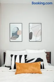 Modern & Spacious Stay by Northwestern Hospital Bronzeville - Image 3