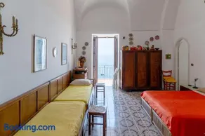 Spectacular villa with private beach platform, parking and terrace! - Image 2