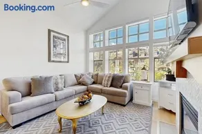 Lovely mountain-view condo with shared hot tub pool & more - walk to lifts - Image 1