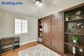 Entire 2 Bedroom Pet Friendly Cottage Home - Image 5