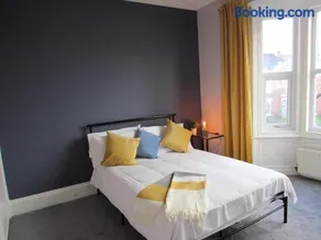 Heaton-Beautiful 3 Double Bedrooms Sleeps 6 Free Parking and Wifi - Image 1