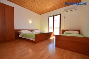 Apartments CICO Starigrad Paklenica - Image 2