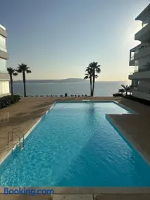 Luxury apartment with 3 pool views - Image 1