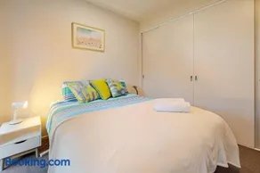 Two Story, Torquay Holiday Home with Large Balcony - Image 3