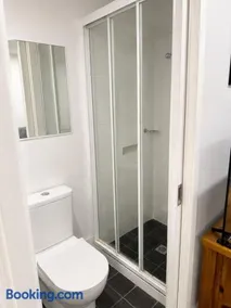 JT Homes Cosy Private 1-Bedroom Stay - Image 2
