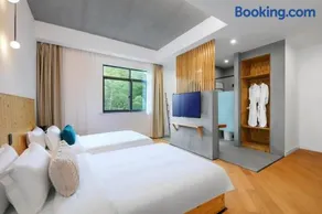 Moganshan Moshe Yujia River Tracing Family Pool Bed and Breakfast - Image 2
