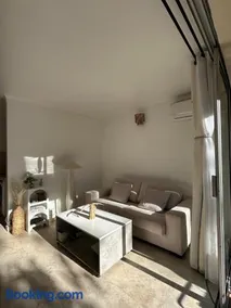 Golfe de Saint Tropez, 5min beach, 1 chambre , 1 canapé lit , terrasse - Image 1