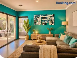Luxury Beach House, Sleeps 8, Walk to Beach - Image 1