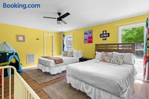 2 Bed 1 Bath Private Suite Funky Bunch TYSUT - Image 5
