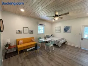 Beautifully Renovated Studio 2 miles from Marina! - Image 2
