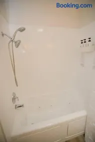 2 private masters, new beds & furniture, sleeps 12 - Image 4