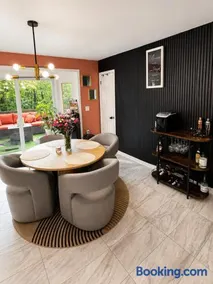 Cozy Escape Near Airport w Pool & Hot Tub - Image 4