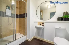 Bright, modern 2 bedroom house with free parking! - Image 2