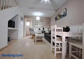 Adosado a 200 metros de la playa en urbanización Las Arenas - Image 2