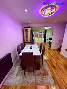 Spacious 3 Bed Home With Private Parking Close to MK Central - Image 5