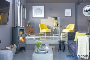 The Bolt, Nr Wells - Hot Tub - Free Parking & WiFi - Rural Views - Image 5