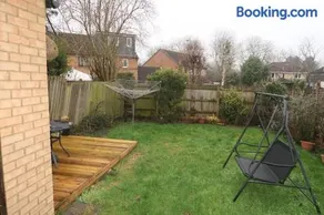 Cozy 3 Bedroom Home with Garden & Free Parking - Milton Keynes - Image 2