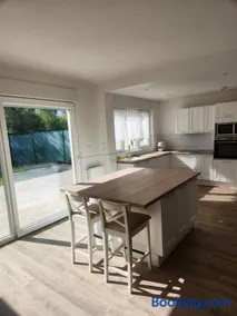 Maison avec jardin dans un quartier résidentiel - Image 2