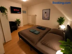 Room in a shared Flat near the Train Station with large Kitchen - Image 1