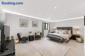 Luxury 4BR Smart Home with Smart Features, Garden, SkyStream & Free Parking - Sleeps Up To 8 in Gerrards Cross SL9 - Image 2